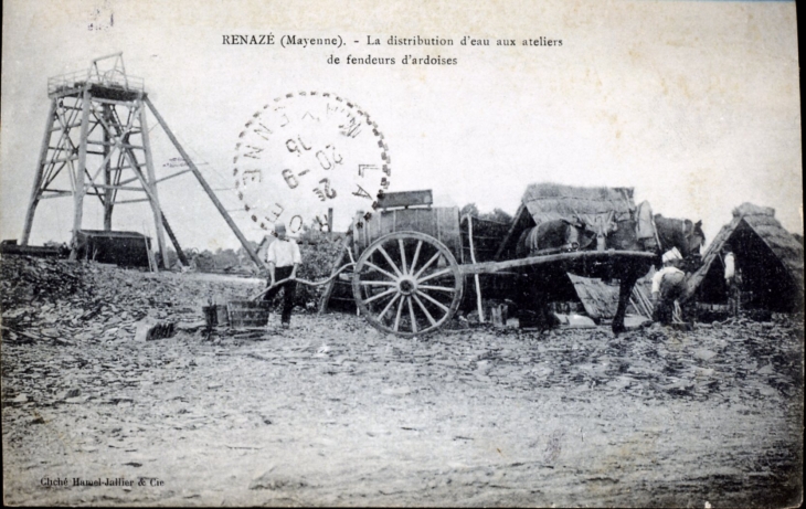 La distribution d'eau aux ateliers de fendeurs 'd'ardoises, vers 1905 (carte postale ancienne). - Renazé