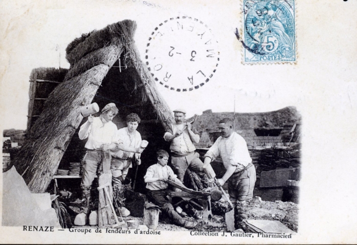 Groupe de fendeurs d'ardoise, vers 1906 (carte postale ancienne). - Renazé
