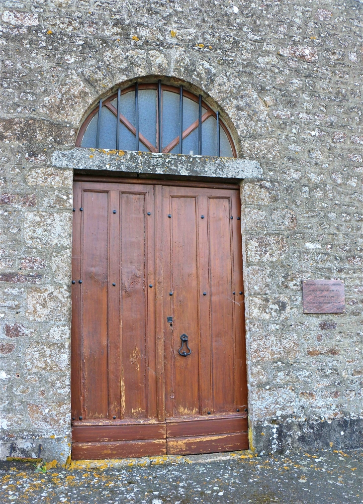 Le portail de l'église Saint Pierre - Rennes-en-Grenouilles