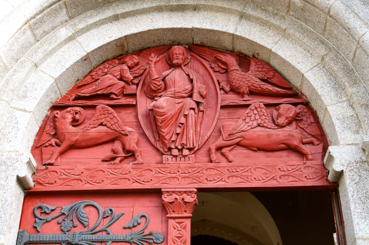 Tympan du portail de l'église Saint Hippolyte. - Sacé
