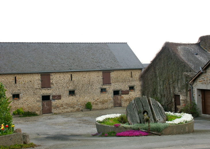 Une ancienne ferme dans le village. - Saint-Baudelle