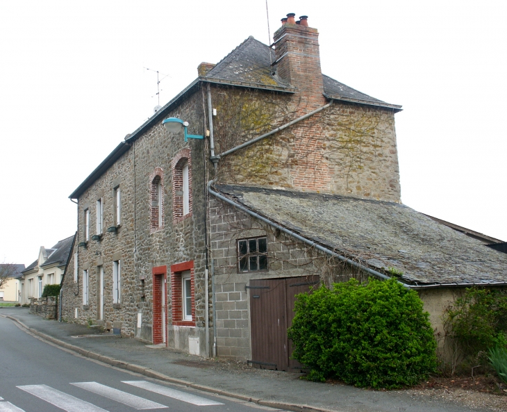 Une maison du village. - Saint-Baudelle
