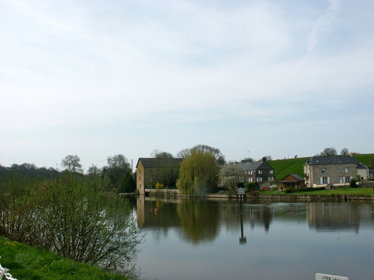 La Mayenne, l'écluse, le moulin. - Saint-Baudelle
