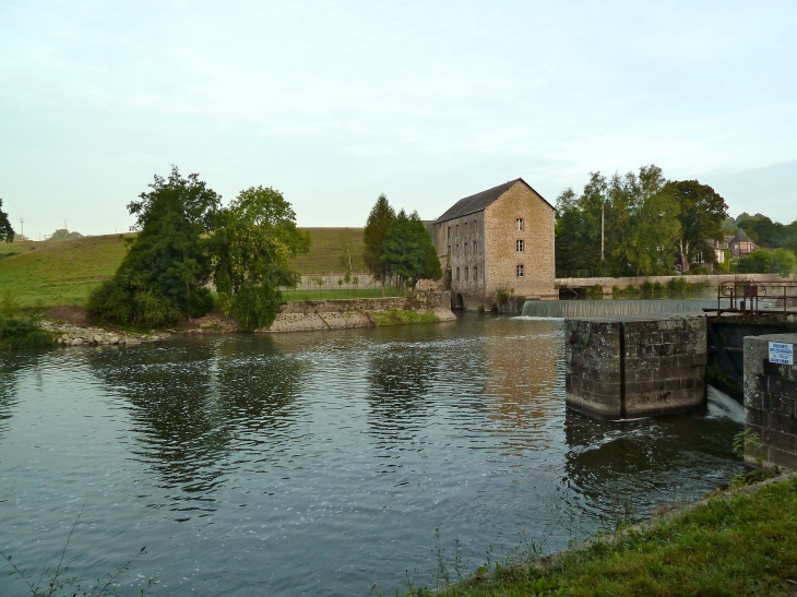 Le Moulin et l'écluse de Saint Baudelle. - Saint-Baudelle