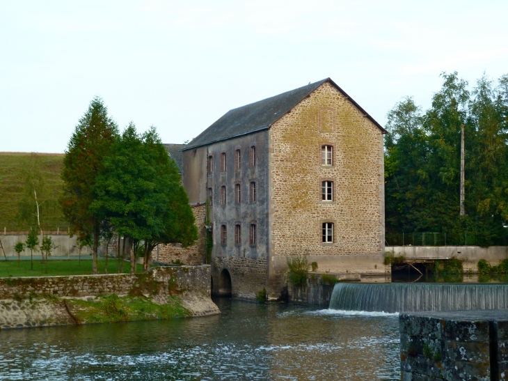 Le Moulin et l'écluse de Saint Baudelle. - Saint-Baudelle