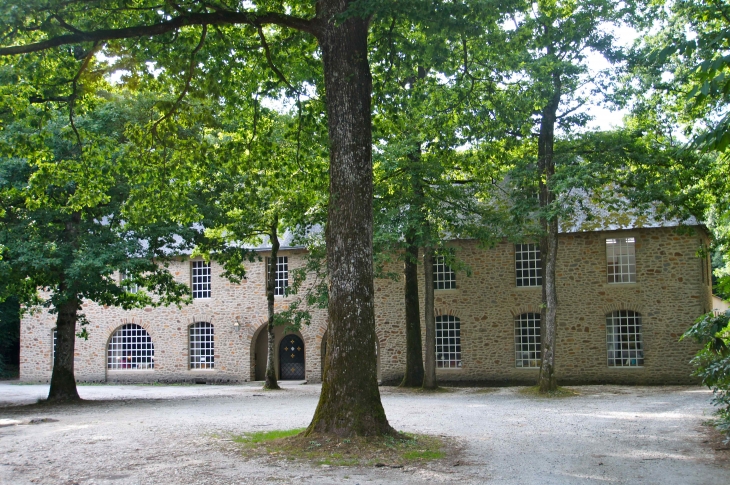 Fontaine-Daniel : Boutique des Toiles de Mayenne. - Saint-Georges-Buttavent
