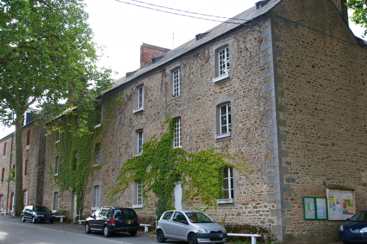 Fontaine-Daniel. Immeubles d'habitation, contruits entre 1830 et 1850. - Saint-Georges-Buttavent