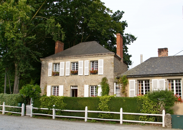 Maisons du village; - Saint-Georges-Buttavent
