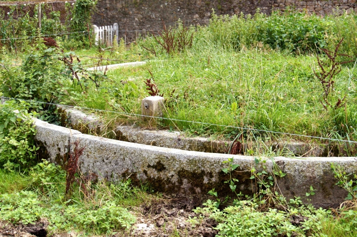 Fontaine-daniel-ancienne-meule-en-granit-pres-de-la-porterie-de-l-abbaye - Saint-Georges-Buttavent