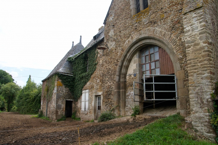 Detail-porterie-de-l-ancienne-abbaye-cistercienne-1205- Fontaine-Daniel. - Saint-Georges-Buttavent