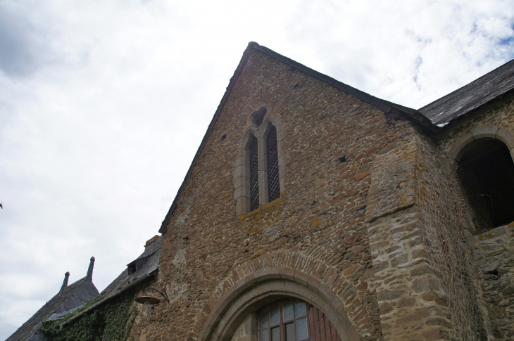 Fontaine-Daniel : detail-porterie-de-l-ancienne-abbaye-cistercienne-1205 - Saint-Georges-Buttavent