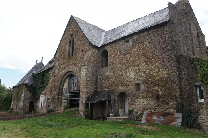 Fontaine-Daniel :porterie-de-l-ancienne-abbaye-cistercienne-1205 - Saint-Georges-Buttavent