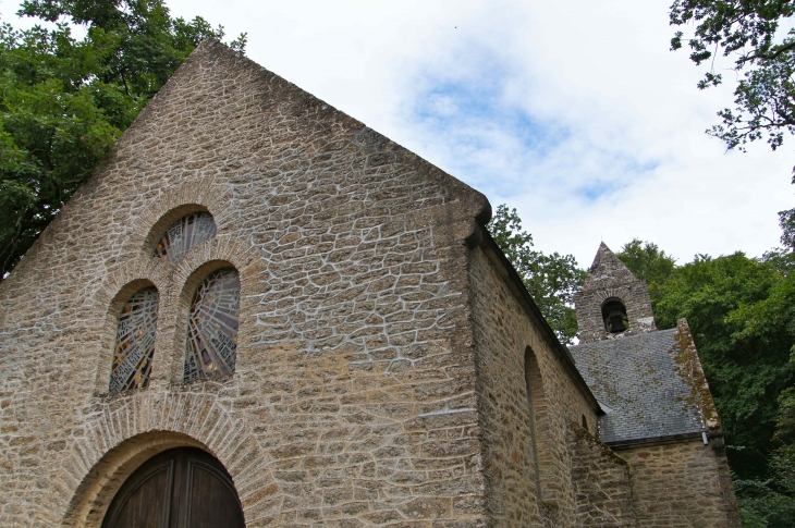 Chapelle Saint Michel, construite en 1938-39. Fontaine-Daniel. - Saint-Georges-Buttavent