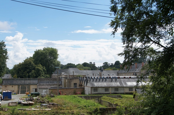 Vue sur les bâtiments des Toiles de Mayenne. - Saint-Georges-Buttavent