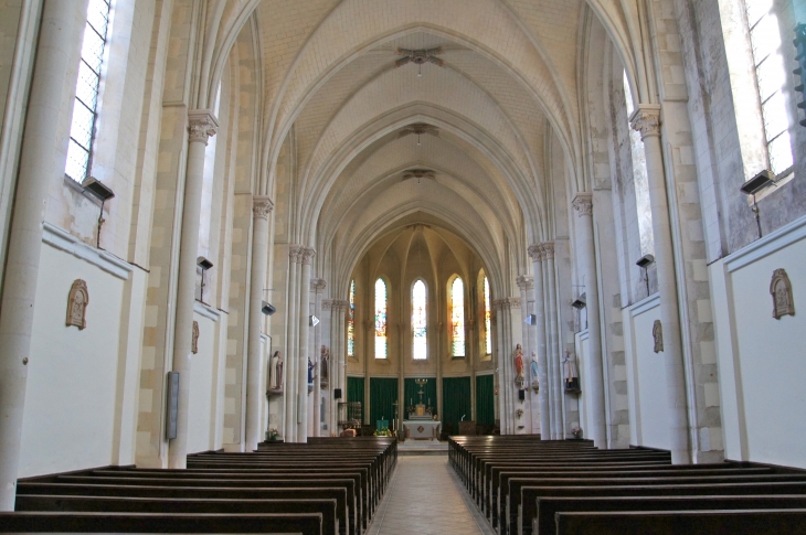 La nef vers le choeur, église Saint Georges. - Saint-Georges-Buttavent