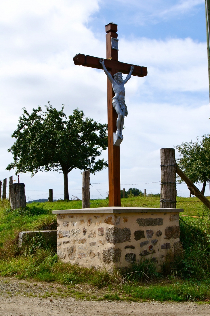 Croix de chemin aux alentours de la Chapelle-au-Grain. - Saint-Georges-Buttavent