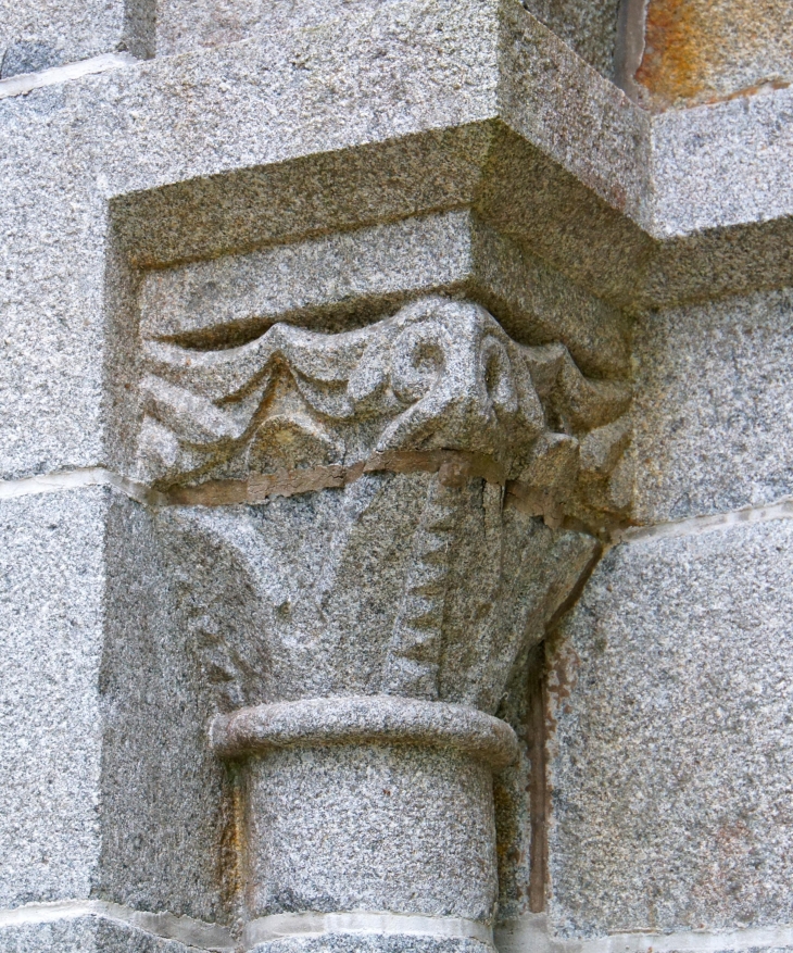 Le-chapiteau-du-portail de la chapelle Notre Dame du Hec. - Saint-Georges-Buttavent