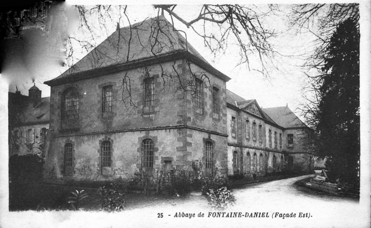 Abbaye de Fontaine-Daniel, façade est, vers 1938 (carte postale ancienne). - Saint-Georges-Buttavent