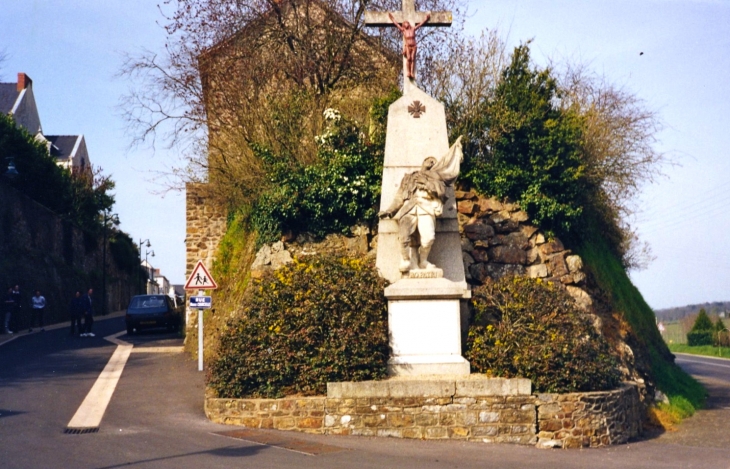 Le carrefour et le Monument aux Morts, vers 2000. - Saint-Jean-sur-Mayenne