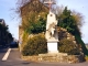 Le carrefour et le Monument aux Morts, vers 2000.