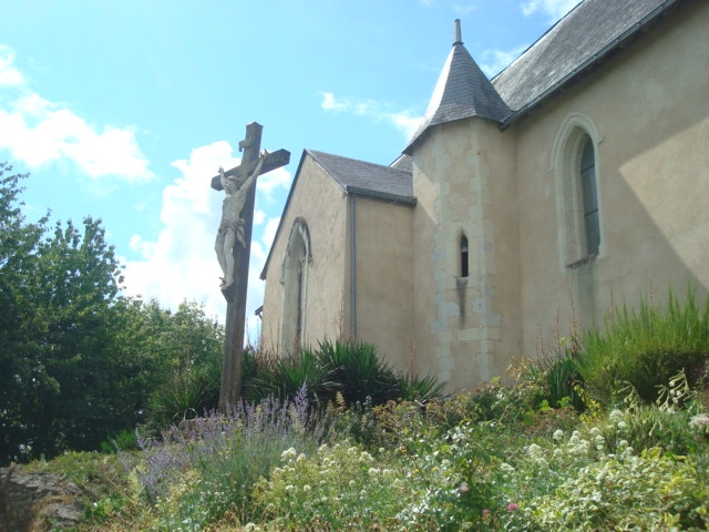 Croix auprès de l'église - Saint-Michel-de-Feins
