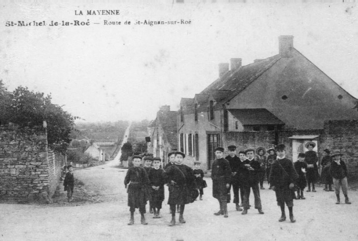 Vers 1910, route de Saint Aignan sur Roë (carte postale ancienne) - Saint-Michel-de-la-Roë