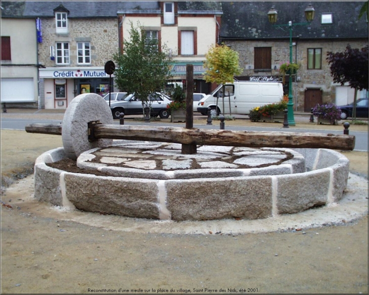 Reconstitution d'une meule ancienne pour decorer la place du village. - Saint-Pierre-des-Nids