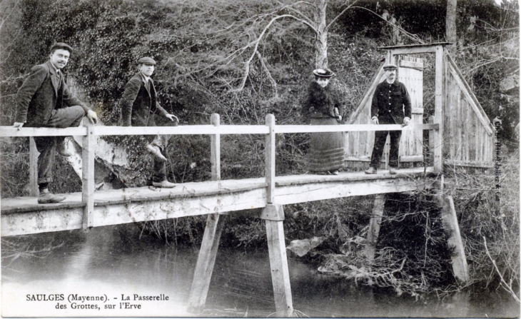 La passerelle des Grottes, sur l'Erve, vers 1905 (carte postale ancienne). - Saulges
