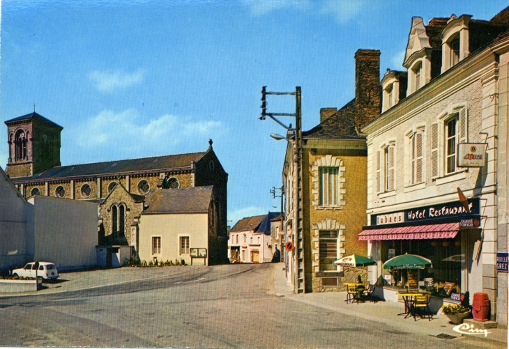 Rue principale et l'église (carte postale de 1970) - Villiers-Charlemagne