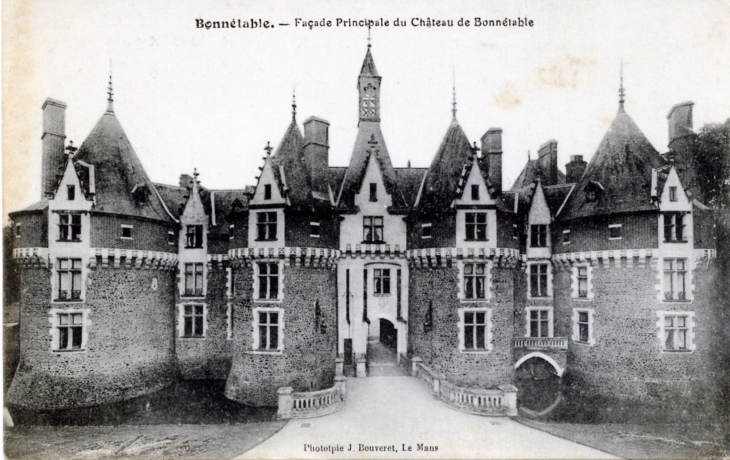 Façade principale du Château de Bonnétable, vers 1916 (carte postale ancienne).