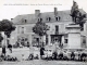 Statue de Pierre Belon et côté de la place, vers 1919 (carte postale ancienne).