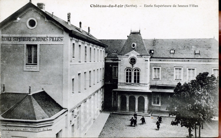 Ecole Supérieure de Jeunes Filles, vers 1910 (carte postale ancienne). - Château-du-Loir