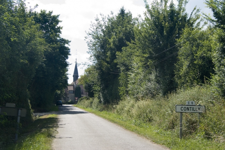 Entree-du-village en venant de Montgaudry - Contilly