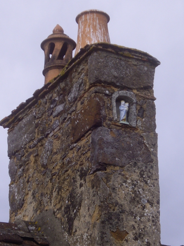 Statuette de la vierge dans une niche sur une cheminée d'une maison ancienne. - La Chapelle-Saint-Fray