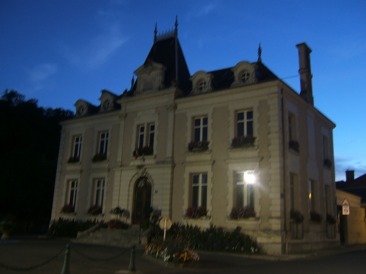 Mairie à la tombée de la nuit - La Chartre-sur-le-Loir