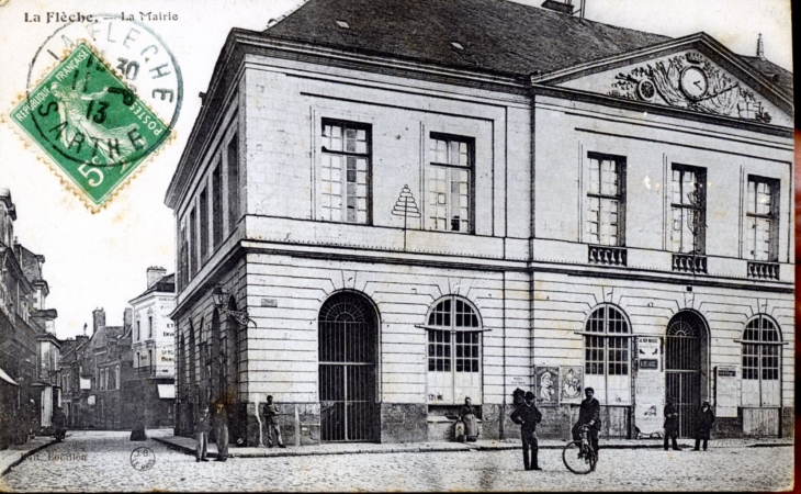 La Mairie, vers 1913 (carte postaleancienne). - La Flèche