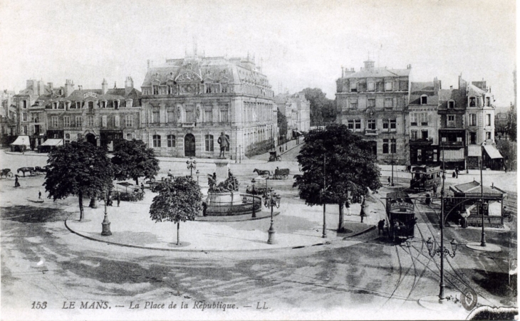 La Place de la République, vers 1916 (carte postale ancienne). - Le Mans