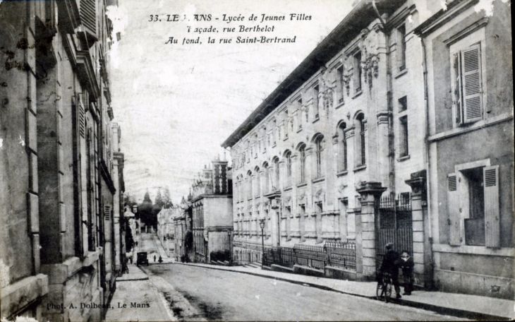 Lycée de Jeunes Filles. Façade, rue Berthelot. Au fond, la rue Saint-Bertrand, vers 1919 (carte postale ancienne). - Le Mans