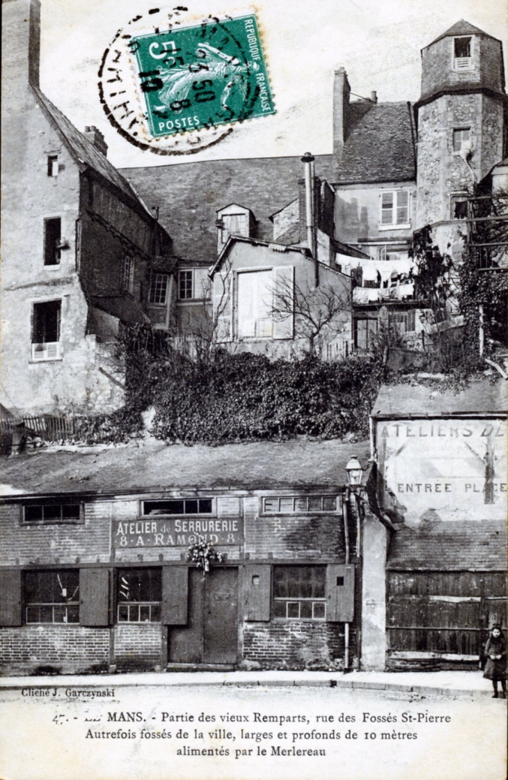 Partie des vieux remparts, rue des fossés Saint Pierre, vers 1910 (carte postale ancienne). - Le Mans