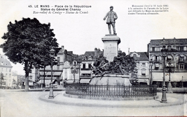 Place de la république - Statue du Général Chanzy, vers 1920 (carte postale ancienne). - Le Mans