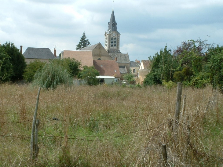 Vue de l'Eglise depuis la campagne - Mézeray