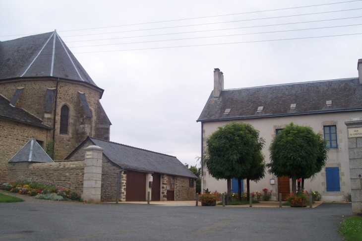 La mairie et une partie de l'eglise - Moulins-le-Carbonnel