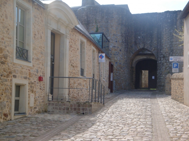 Rue arrivant à l'office de tourisme et au château - Sablé-sur-Sarthe