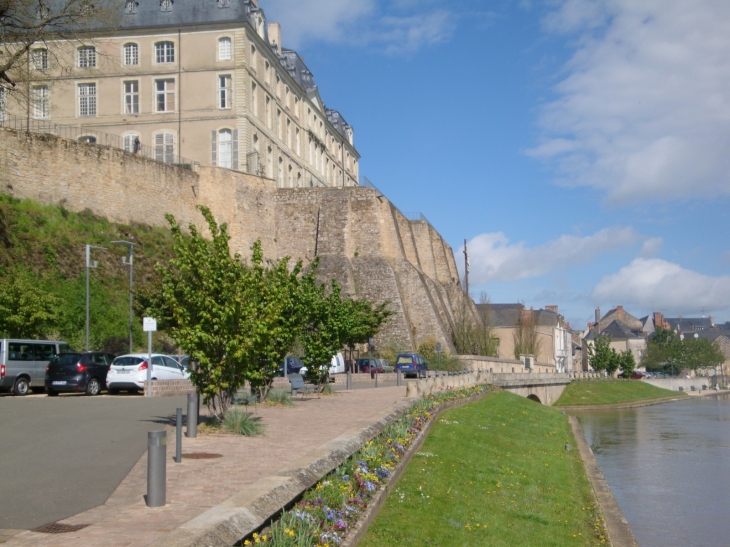 Quai rive droite au pied du château - Sablé-sur-Sarthe