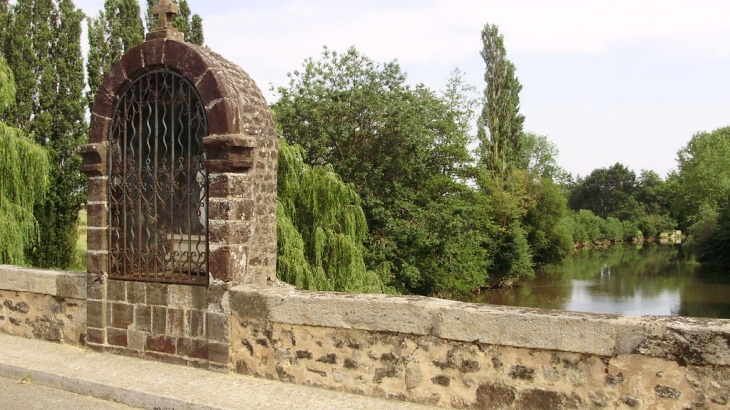 Le pont roman - Saint-Jean-d'Assé