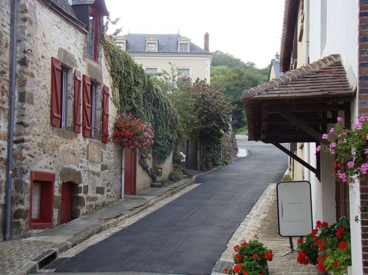 Petites ruellles en pente près de l'église de Saint Léonard des bois - Saint-Léonard-des-Bois