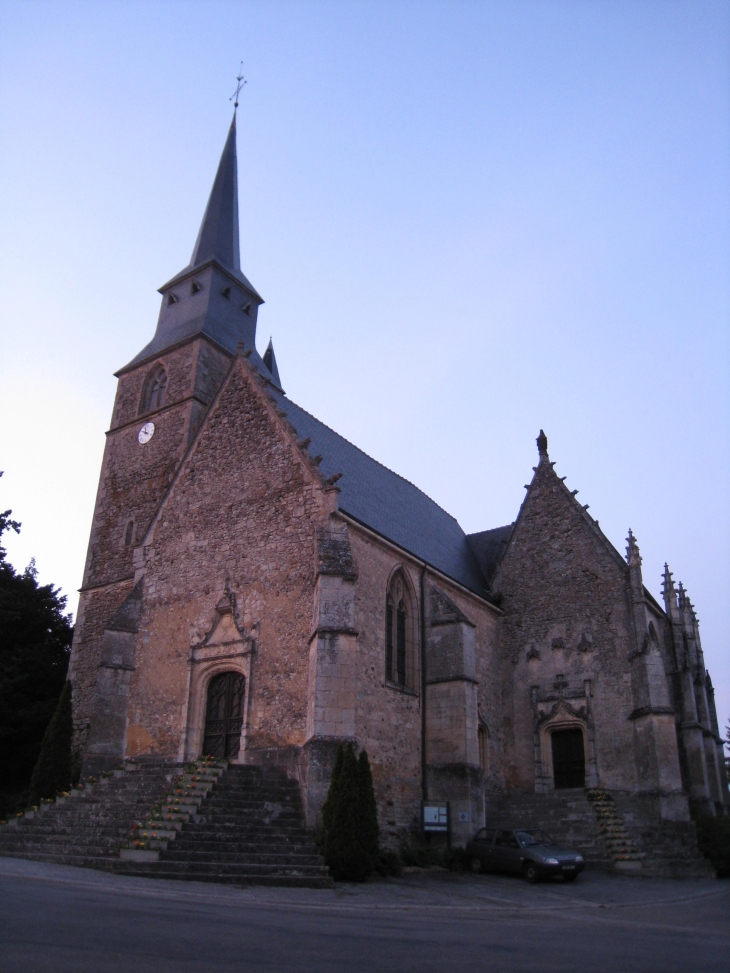 L'Eglise et la chapelle jumelée. Deux styles de portails, gothique flamboyant et renaissance - Saint-Ulphace