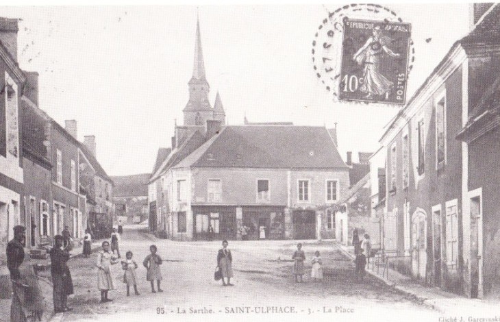 Place du marché devenue place du Grand Monarque - Saint-Ulphace