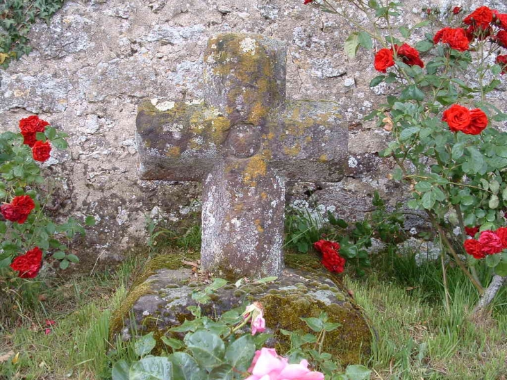 Croix archaïque du Buisson - Sainte-Sabine-sur-Longève