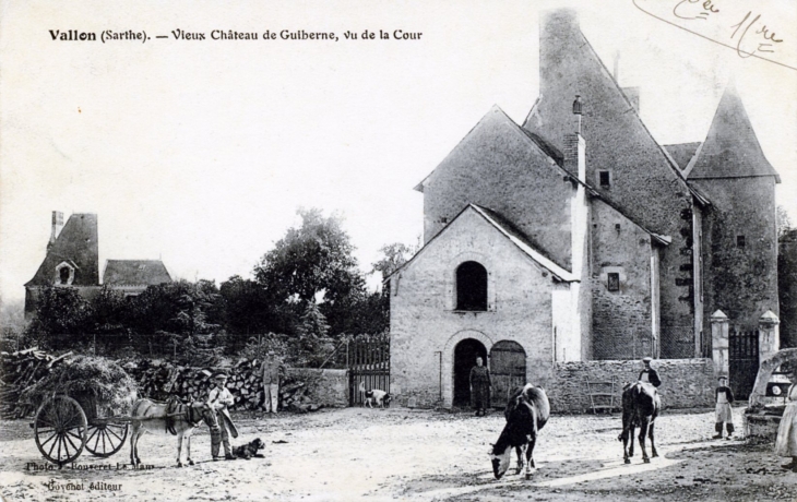 Vieux château de Guiberne, vue de la cour, vers 1906 (carte postale ancienne). - Vallon-sur-Gée